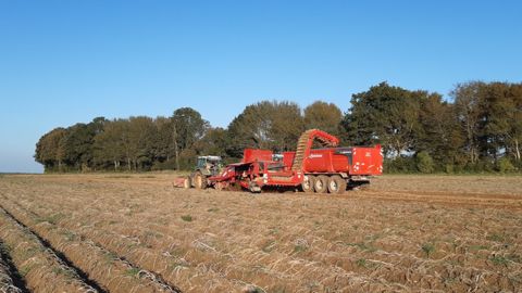 Pour les chantiers lourds, tous les leviers doivent être  mis en œuvre afin d’alléger la charge par essieu. Cette  arracheuse à pommes de terre décomposée (traînée et  dépourvue de trémie) est plus légère qu’une automotrice.  Il faut veiller au poids par essieu et à la pression de  gonflage des pneus de la benne.