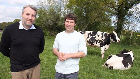 A la tête de 48 laitières dont 15 Gestel, Franck Champion de l’EARL de la GRAMINÉE (Sarthe) est régulièrement suivi par Benoît BEBIN, technicien GESTEL. A la tête de 48 laitières dont 15 Gestel, Franck Champion de l’EARL de la GRAMINÉE (Sarthe) est régulièrement suivi par Benoît BEBIN, technicien GESTEL.