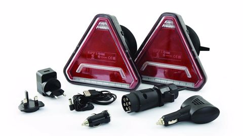 Facile à installer, ce kit d’éclairage sans fil Connex Plus est une véritable innovation pour rouler dans les règles et assurer la visibilité des convois. Facile à installer, ce kit d’éclairage sans fil Connex Plus est une véritable innovation pour rouler dans les règles et assurer la visibilité des convois.
