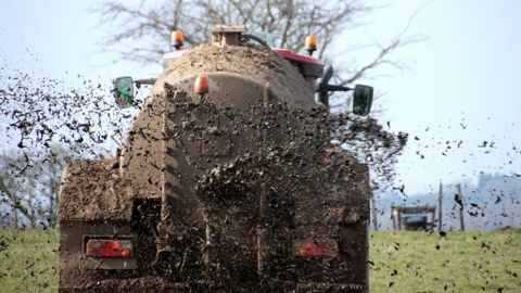 AgrivisioN'air est le premier OAD spécifique à la gestion de la volatilisation à l’épandage qui intègre les prévisions météo et leur impact sur les pertes d’azote. AgrivisioN'air est le premier OAD spécifique à la gestion de la volatilisation à l’épandage qui intègre les prévisions météo et leur impact sur les pertes d’azote.