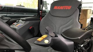 Le ministick intervient en complément du volant, pour les opérations de manutention.