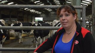 « Quand on est responsable de son atelier laitier il faut savoir tout faire : détecter à l’œil les petites pathologies de ses animaux, inséminer, faire le parage, les perfusions et les vêlages », explique Laetitia Rullier.