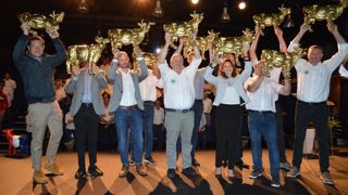 Eleveurs engagés et partenaires ont été récompensés par une Justine d’or. Au centre, Richard Blanc, le premier président de Faire France. Eleveurs engagés et partenaires ont été récompensés par une Justine d’or. Au centre, Richard Blanc, le premier président de Faire France.