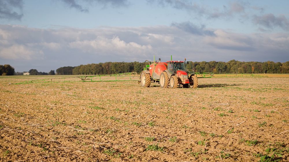 La Commission européenne propose de réduire de moitié d'ici 2030, comparé à la période 2015-2017, l'utilisation des produits phytosanitaires chimiques.