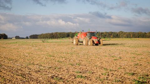 La Commission européenne propose de réduire de moitié d'ici 2030, comparé à la période 2015-2017, l'utilisation des produits phytosanitaires chimiques.