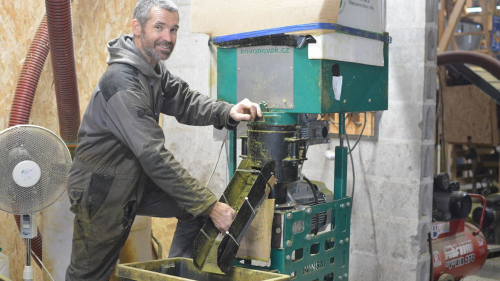 L’achat d’une pelletiseuse mobile (ici chez Matthieu Cosson) a été le premier acte de l’association Houblon de l’Ouest, en 2020.