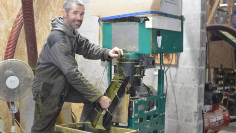 L’achat d’une pelletiseuse mobile (ici chez Matthieu Cosson) a été le premier acte de l’association Houblon de l’Ouest, en 2020.