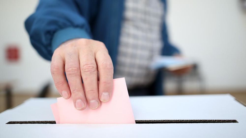 Bulletin de vote dans l'urne