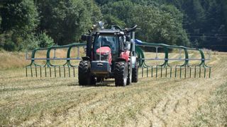 Veiller à l'adéquation entre tracteur et outil, et regrouper autant que possible son parcellaire sont des pistes pour économiser le GNR.