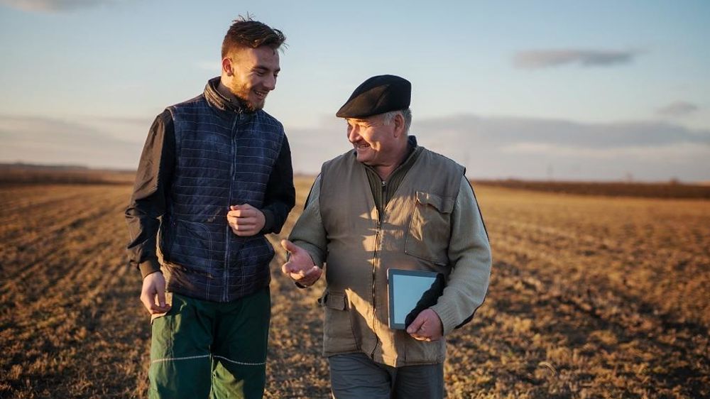 Agriculteurs jeune et vieux dans un champ