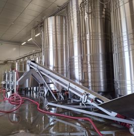 Cuves en inox de vinification du chai des 130