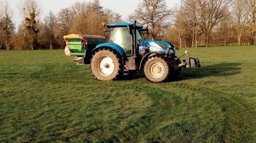 Prairie et épandeur d engrais