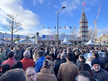 Devant l'entrée du SIA 2024