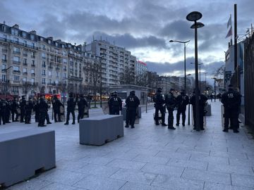 Agents de sécurité devant les entrées du salon de l'agricutlure.