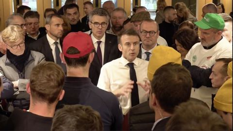 Emmanuel Macron a débattu avec des agriculteurs en colère lors de l'ouverture du Sia 2024.