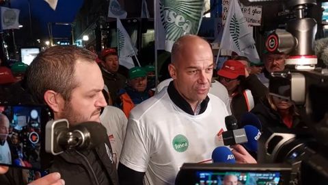 Arnaud Rousseau, avec Arnaud Gaillot, faisait le point, vendredi 23 février, à la veille d'une ouverture très houleuse du salon de l'agriculture. 10 jours plus tard, le président de la FNSEA estime que le compte des réponses gouvernementales n'y est pas. Arnaud Rousseau, avec Arnaud Gaillot, faisait le point, vendredi 23 février, à la veille d'une ouverture très houleuse du salon de l'agriculture. 10 jours plus tard, le président de la FNSEA estime que le compte des réponses gouvernementales n'y est pas.