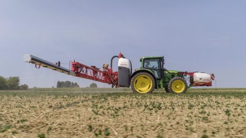 Le Tempo Ultra Isotronic peut être renforcé par une cuve avant Front Tank. Le Tempo Ultra Isotronic peut être renforcé par une cuve avant Front Tank.