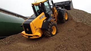 Une machine dédiée à la manutention agricole, conçue pour pousser et charger Une machine dédiée à la manutention agricole, conçue pour pousser et charger