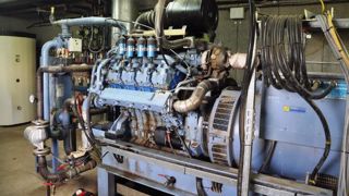 Le cogénérateur est un moteur (ici un Deutz V8 de 250 kW) qui convertit 35 à 38 % du méthane en électricité <br />et le reste sous forme de chaleur. Un quart de la chaleur produite sert à chauffer le digesteur <br />pour assurer le bon développement des bactéries méthanogènes. (© Terre-net Média) Le cogénérateur est un moteur (ici un Deutz V8 de 250 kW) qui convertit 35 à 38 % du méthane en électricité <br />et le reste sous forme de chaleur. Un quart de la chaleur produite sert à chauffer le digesteur <br />pour assurer le bon développement des bactéries méthanogènes. (© Terre-net Média)