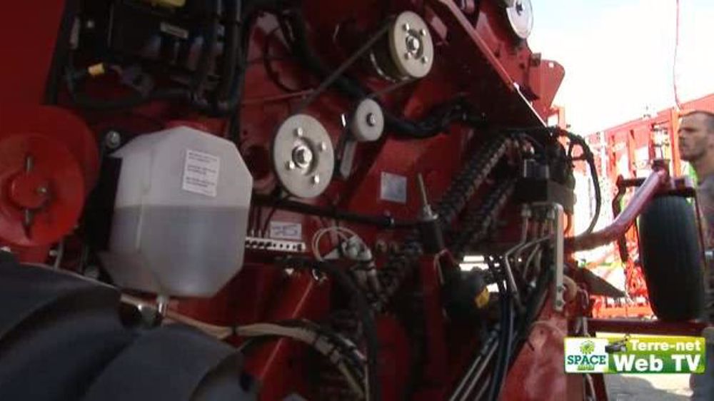 La presse enrubanneuse Mchale Fusion 3 au champ