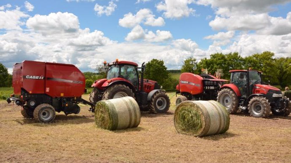Le design des presses à chambre variable Case IH a été affiné entre l'ancienne génération (à gauche) et la nouvelle série 5 (à droite). (© Terre-net Média)