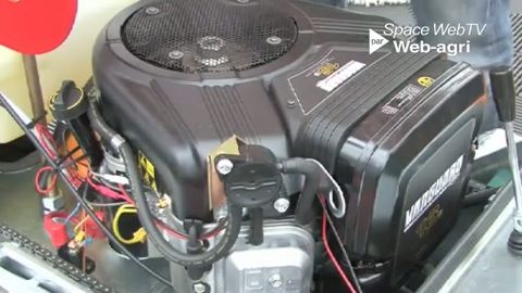 Nettoyage des logettes et repousse des fourrages avec l'automotrice Cochet Nettoyage des logettes et repousse des fourrages avec l'automotrice Cochet