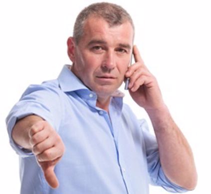 Personne avec un téléphone portable à l'oreille