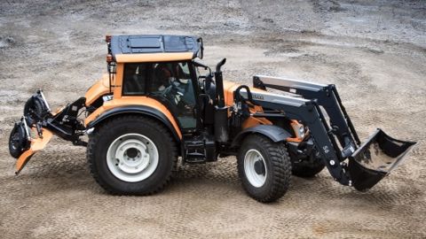 Un hybride entre télescopique articulé et tracteur chargeur Un hybride entre télescopique articulé et tracteur chargeur