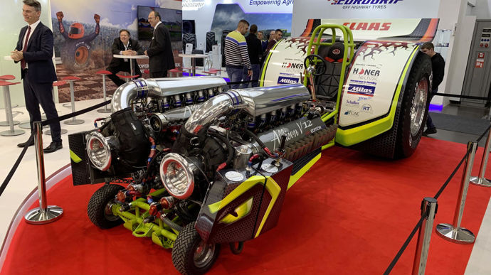 Ce Claas dispose d'un moteur Allison V12 stage V, tournant à plein régime à 4500 tr/min...