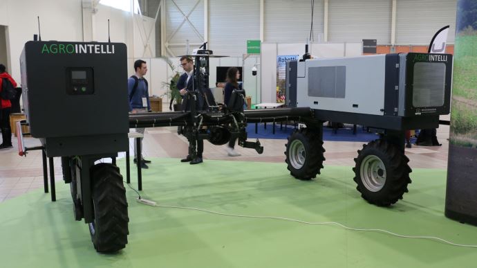 Le Robotti, un porte outil autonome, en version 50 D soit avec deux moteurs de 25 ch.