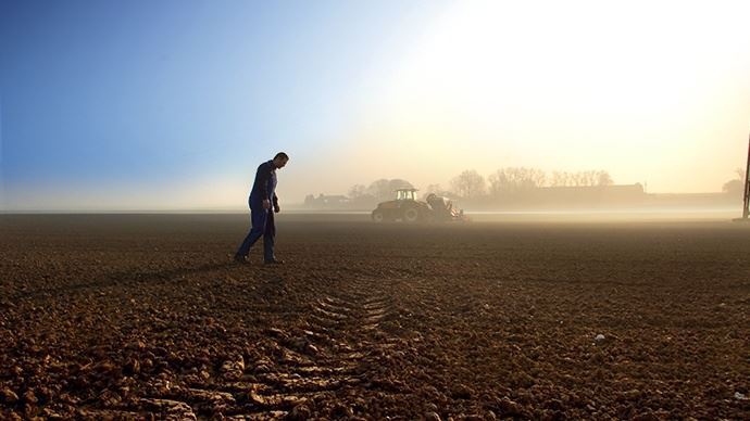 Les raisons du mal-être des agriculteurs sont multiples: sentiment croissant de dénigrement, normes de production plus strictes, volatilité des prix, etc.