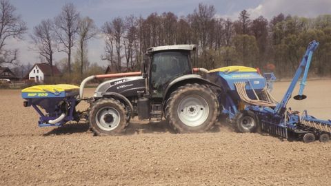 Une trémie frontale Farmet pour l'engrais Une trémie frontale Farmet pour l'engrais