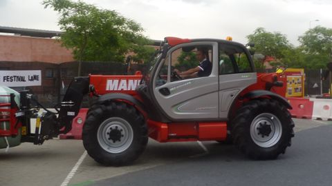 Manitou soutenu par ses chariots compacts