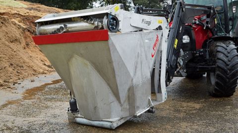 Un godet mélangeur distributeur chez Fliegl Un godet mélangeur distributeur chez Fliegl