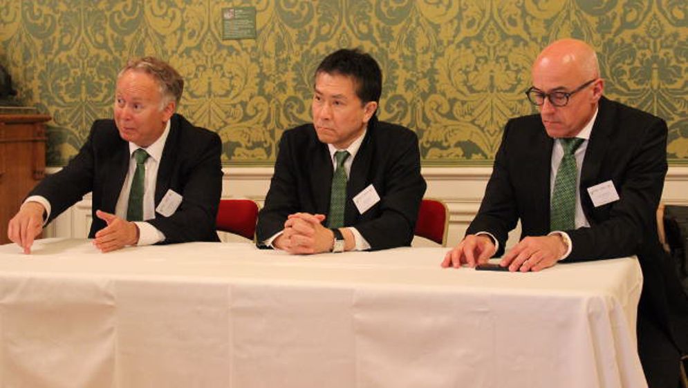 Du rouge vif dans la cour orange