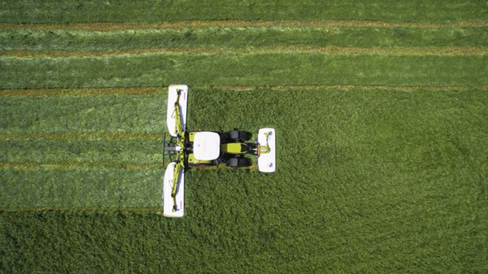 Un groupe de fauche Claas de 10,70 m d'envergure Un groupe de fauche Claas de 10,70 m d'envergure