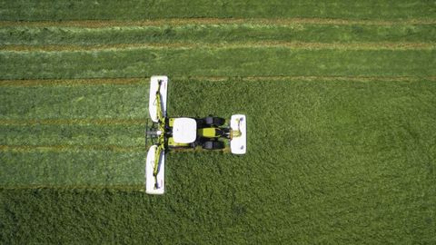 Un groupe de fauche Claas de 10,70 m d'envergure