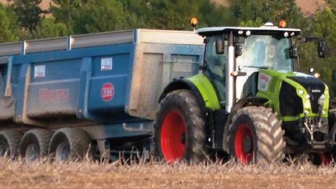 Claas Axion 830 C-Matic : prise en main immédiate Claas Axion 830 C-Matic : prise en main immédiate