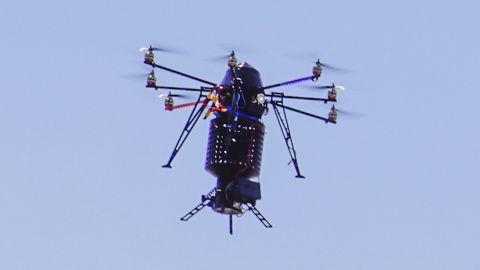 Un drone disséminant les trichogrammes chez Flying Eyes Un drone disséminant les trichogrammes chez Flying Eyes