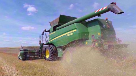 John Deere : les batteuses W et T hachent plus finement