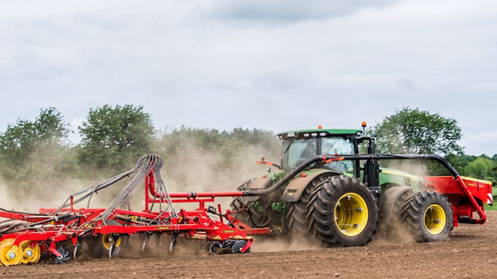 Väderstad : apport d'engrais dès le travail du sol Väderstad : apport d'engrais dès le travail du sol