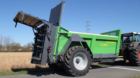 Un épandeur Strautmann à caisse étroite Un épandeur Strautmann à caisse étroite