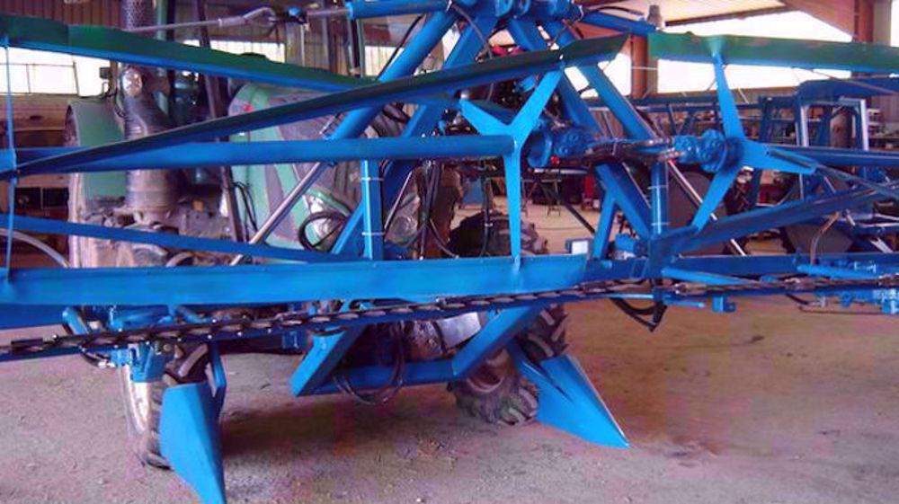 Bouillé : Une écimeuse-récolteuse de 18 m d'envergure Bouillé : Une écimeuse-récolteuse de 18 m d'envergure