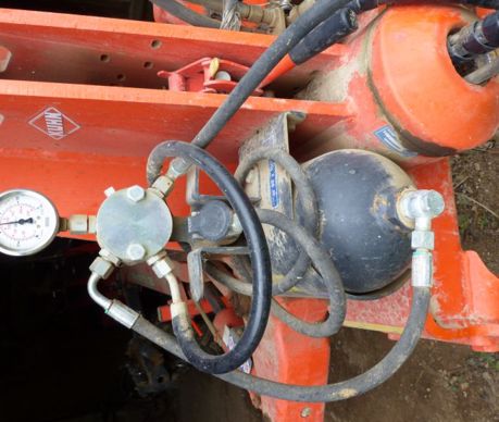 À vérifier également, la valeur indiquée par le manomètre hydraulique installé sur la tête de la charrue pour tarer les sécurités.