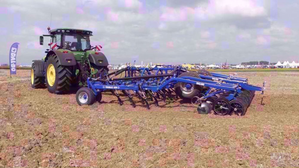 Dal-Bo : Le déchaumeur Trimax attaque les chaumes Dal-Bo : Le déchaumeur Trimax attaque les chaumes