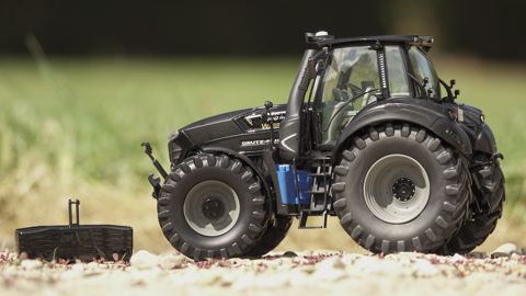 Schuco présente le Deutz-Fahr 9340 TTV Warrior Schuco présente le Deutz-Fahr 9340 TTV Warrior