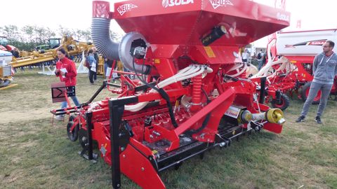 Le combiné de semis Neu-P sème sur une largeur de 3, 3,50 ou 4 m. Le combiné de semis Neu-P sème sur une largeur de 3, 3,50 ou 4 m.