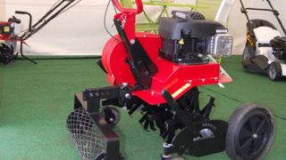 Une motobineuse-désherbeur polyvalente