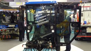 Mathieu dévoile en avant-première sa plus petite balayeuse de voiries