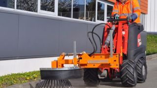 Ditch Witch : une brosse de désherbage sur le Zahn